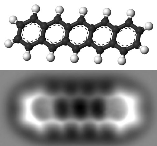 Figura 1. Modelo de uma molécula de pentaceno (em cima) e imagem de microscopia (NC-AFM) da molécula de pentaceno depositada numa superfície de cobre (em baixo - © Science/IBM Research - Zurich)