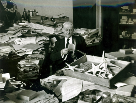 Figura 1. Austin Hobart Clark (1880-1954), no seu gabinete, rodeado pela sua paixão.